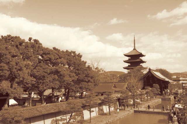 東寺おかもとの歴史を伝えるセピア写真