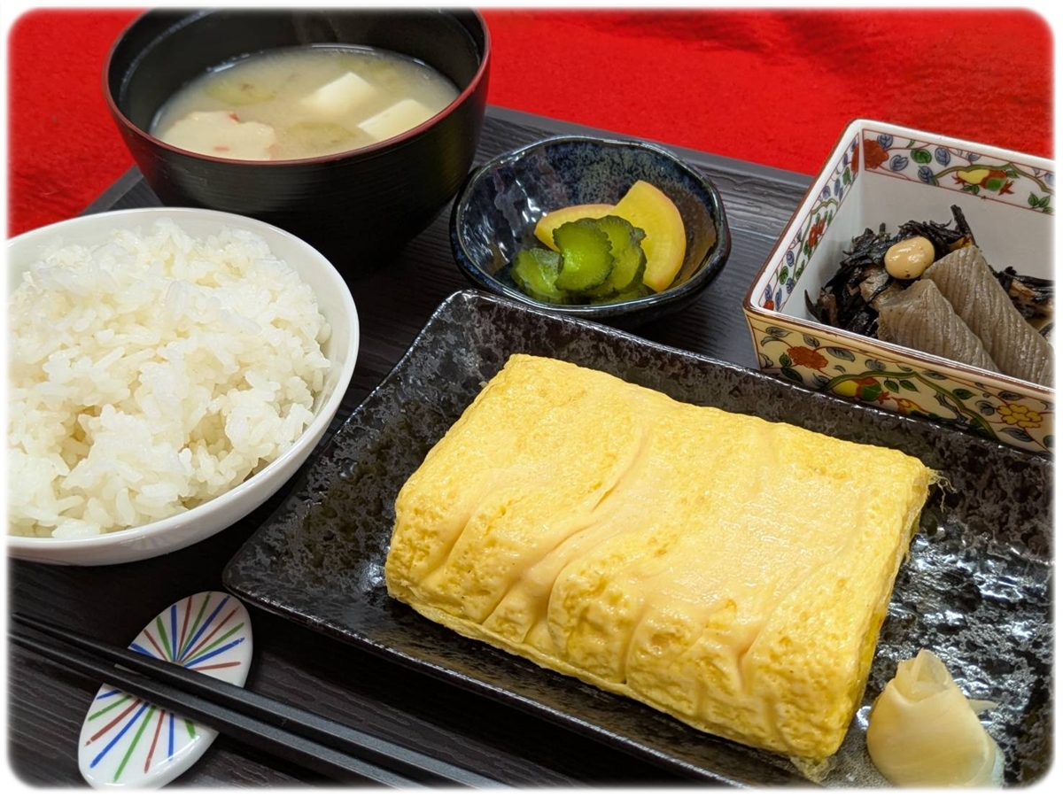京だし巻き定食 ― 元祖京だし巻きと季節のおばんざい三品、白味噌のお味噌汁