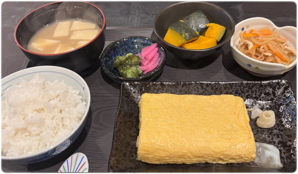 元祖 京だし巻き定食をゆっくり楽しめる店内