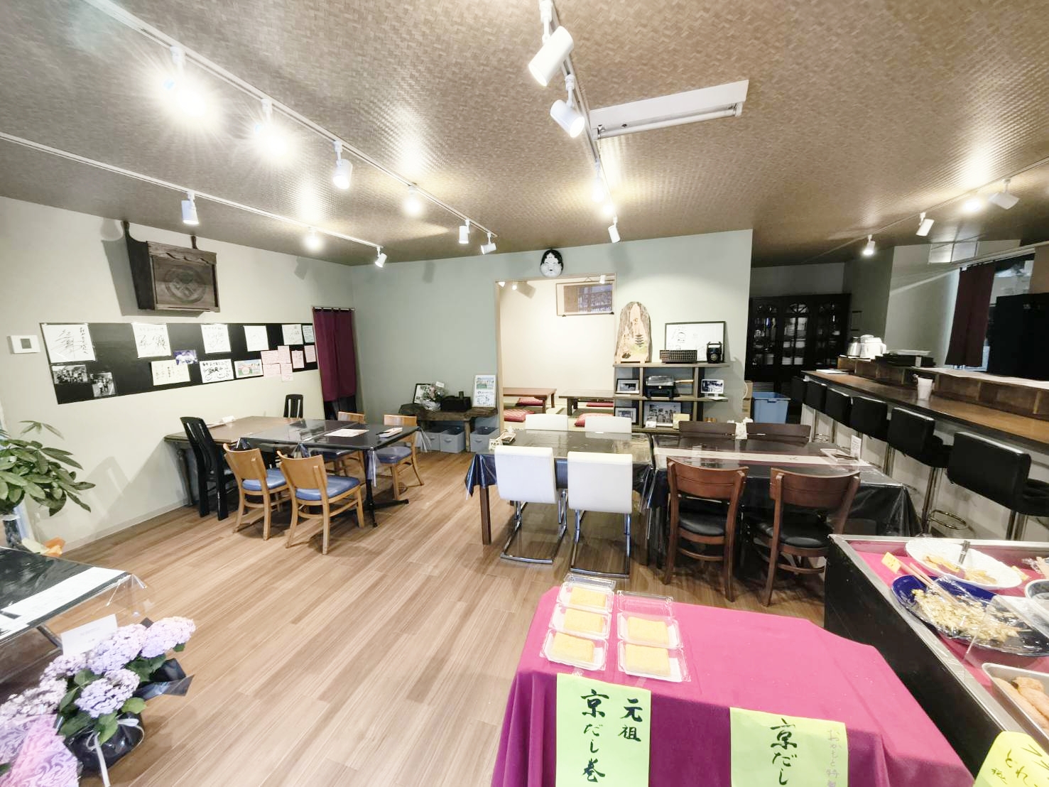 京だし巻きおかもとの落ち着いた雰囲気の店内