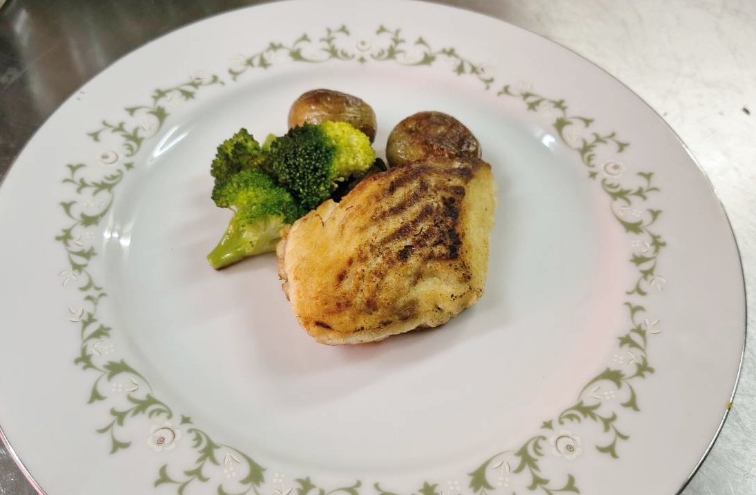 イタリアンコースの魚料理と野菜の付け合わせ