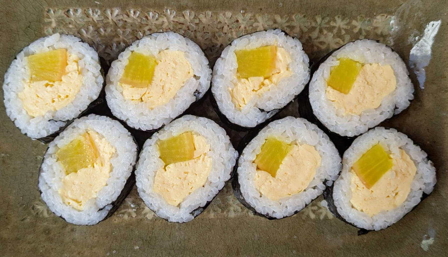 器に盛り付けたおかもと巻